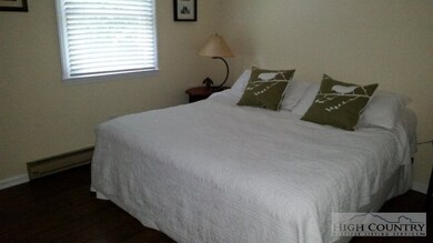 Master bedroom: Laminate flooring in master bedroo