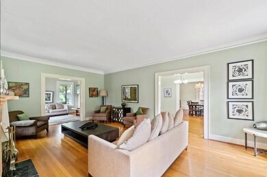 Living room with ornamental molding, an inviting c