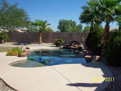 PEBBLE-TEC POOL W/WATER FEATURE