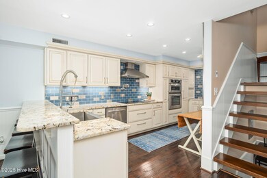Modern kitchen w/ peninsula seating