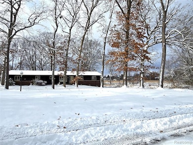 9770 Daleview Dr, South Lyon, MI 48178 - photo 2