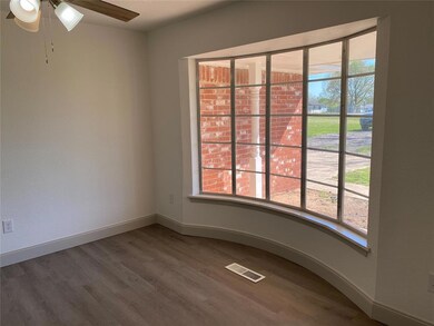 Bonus living area with bay window