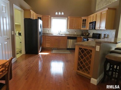 2107 W 57th St, Davenport, IA 52806 - photo 4