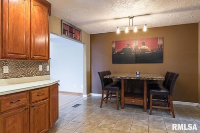 2435 W 57th St, Davenport, IA 52806 - photo 4