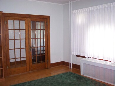 410 3rd Ave E<|><|>