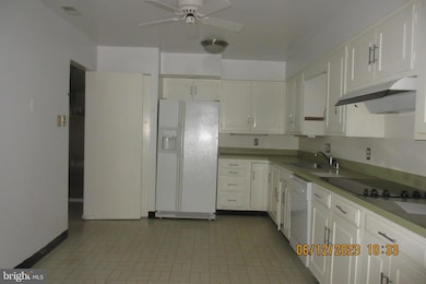 4990 Sentinel Dr, Bethesda, MD 20816 - photo 3