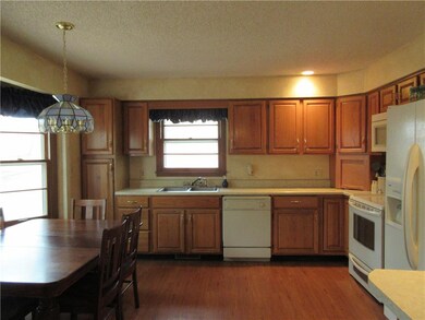 Large Inviting Kitchen, Bay Window, Pantry, Applia