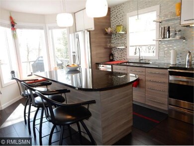 Large center island seats 5, new hardwood floors i