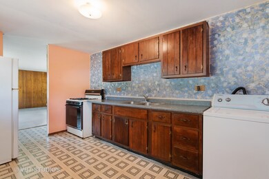 82 Alameda Dr, Carpentersville, IL 60110 - photo 6