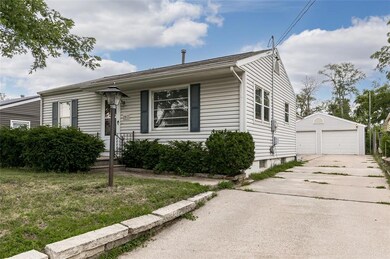 2813 J St SW, Cedar Rapids, IA 52404 - photo 2
