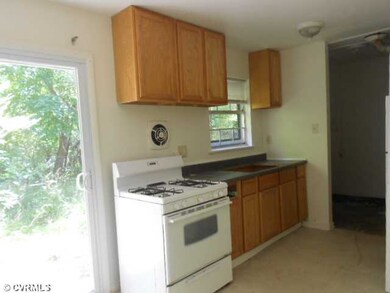 Kitchen - Kitchen w/Laundry Room to the Side