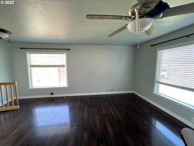 712 E 8th St, Newberg, OR 97132 - photo 2