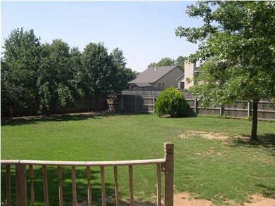 LARGE Privacy Fenced Back Yard w/Your Own Apple Or