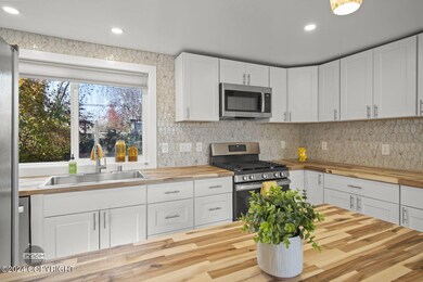 Gorgeous backsplash and counters