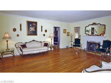 Spaciious livingroom with bow window, beautiful ha