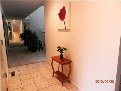 Large foyer w/ great wall for art work!