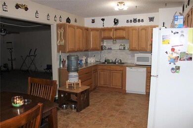 KITCHEN/DINING: Nice roomy kitchen/dining