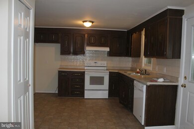 10805 Cropp Dr, Fredericksburg, VA 22407 - photo 2