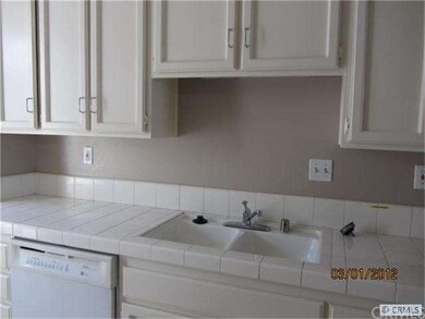 Nice cabinets/neutral colors in kitchen, new fauce
