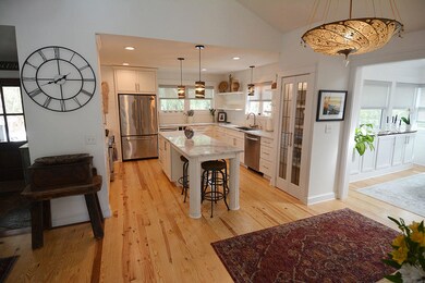 33_42nd_kitchen_01