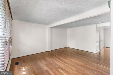 6028 Tree Swallow Ct, Columbia, MD 21044 - photo 4