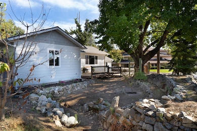 703 NE 10th St, Grants Pass, OR 97526 - photo 3