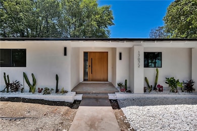 17072 Oak View Dr, Encino, CA 91436 - photo 3