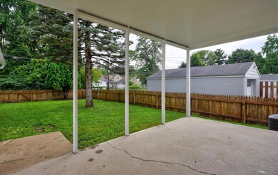Covered Patio- Yard (2)