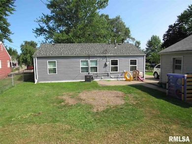 2113 W 75th Place, Davenport, IA 52806 - photo 4