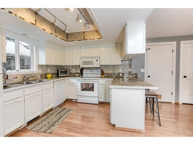 703 Sandra Ln, Central Point, OR 97502 - photo 4