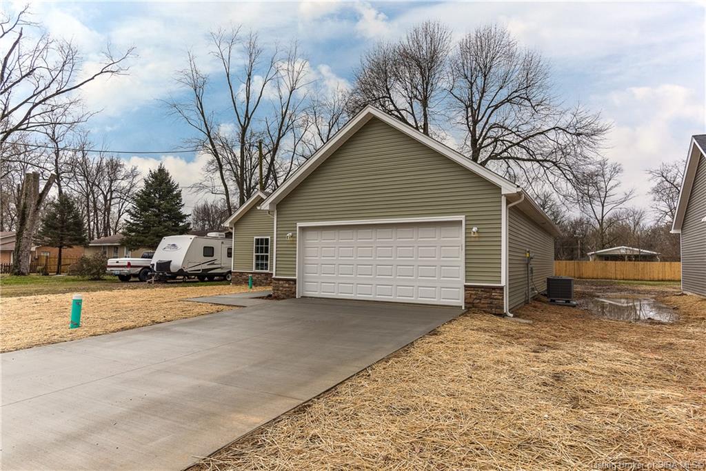 301 Myrtle St, Jeffersonville, IN 47130 - photo 4