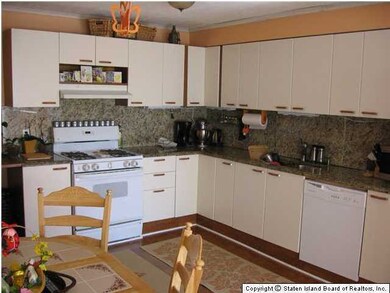 212 Essex Dr, Staten Island, NY 10314 - photo 3