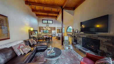 B201 Living.Fireplace