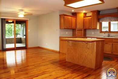 7715 SW 27th St, Topeka, KS 66614 - photo 3