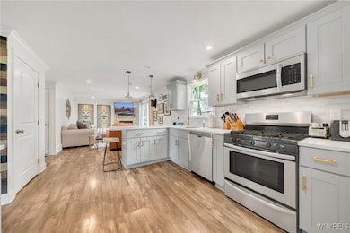 Kitchen, newer appliances stay