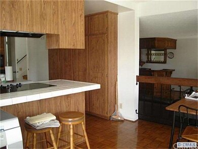 Breakfast counter with a view to the family room