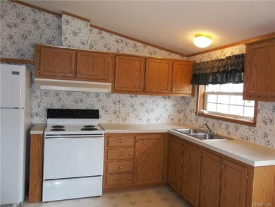 Spacious kitchen, appliances stay!