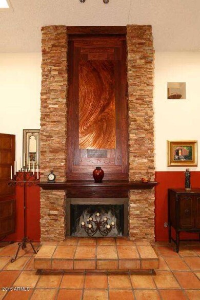 Living Room-Fireplace