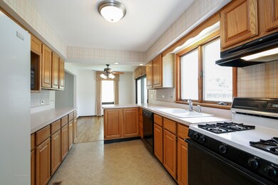 Breakfast bar that faces into dining room
