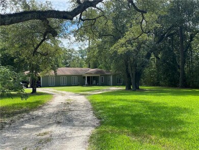 Beautiful Oaks abound.