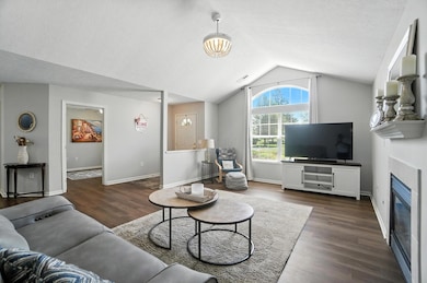 vaulted great rm w/ new ceiling fn/light