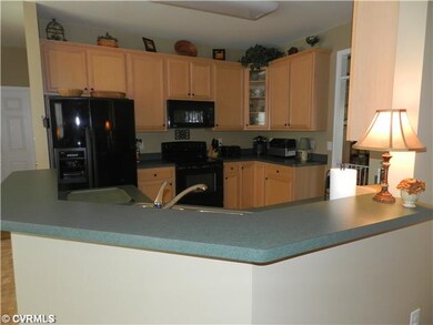 Kitchen - Breakfast bar newer appilances, refriger