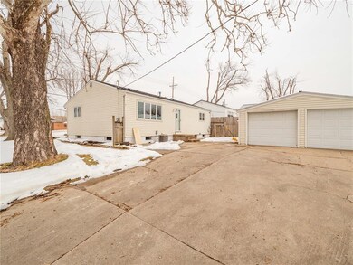 441 Wilson Avenue Dr SW, Cedar Rapids, IA 52404 - photo 2