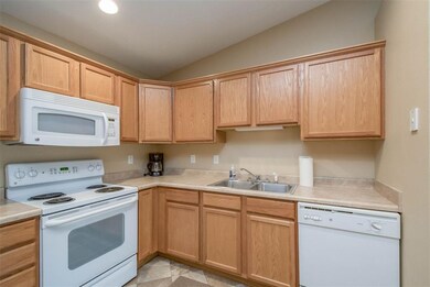 3131 Samuel Ct SW unit 11, Cedar Rapids, IA 52404 - photo 4