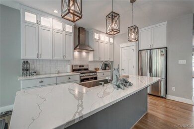 White and bright Craftsman kitchen with Quartz cou