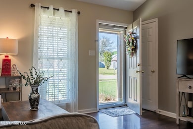 238463j_06-snapsold-screen-10749 Oak Cir