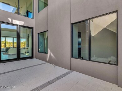 003_GATED COURTYARD