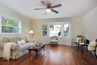 Living room w:bay window