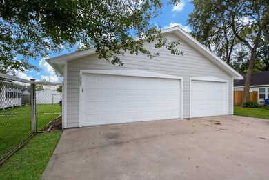 1207 Smith St, Waller, TX 77484 - photo 4