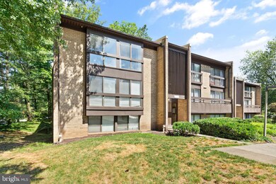 11557 Rolling Green Ct unit 300, Reston, VA 20191 - photo 2